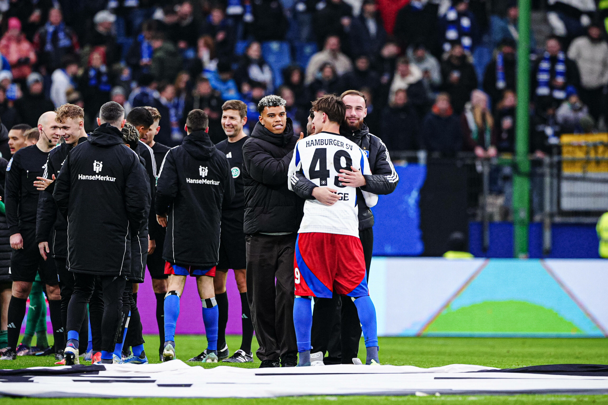 Valon Zumberi umarmt Otto Stange