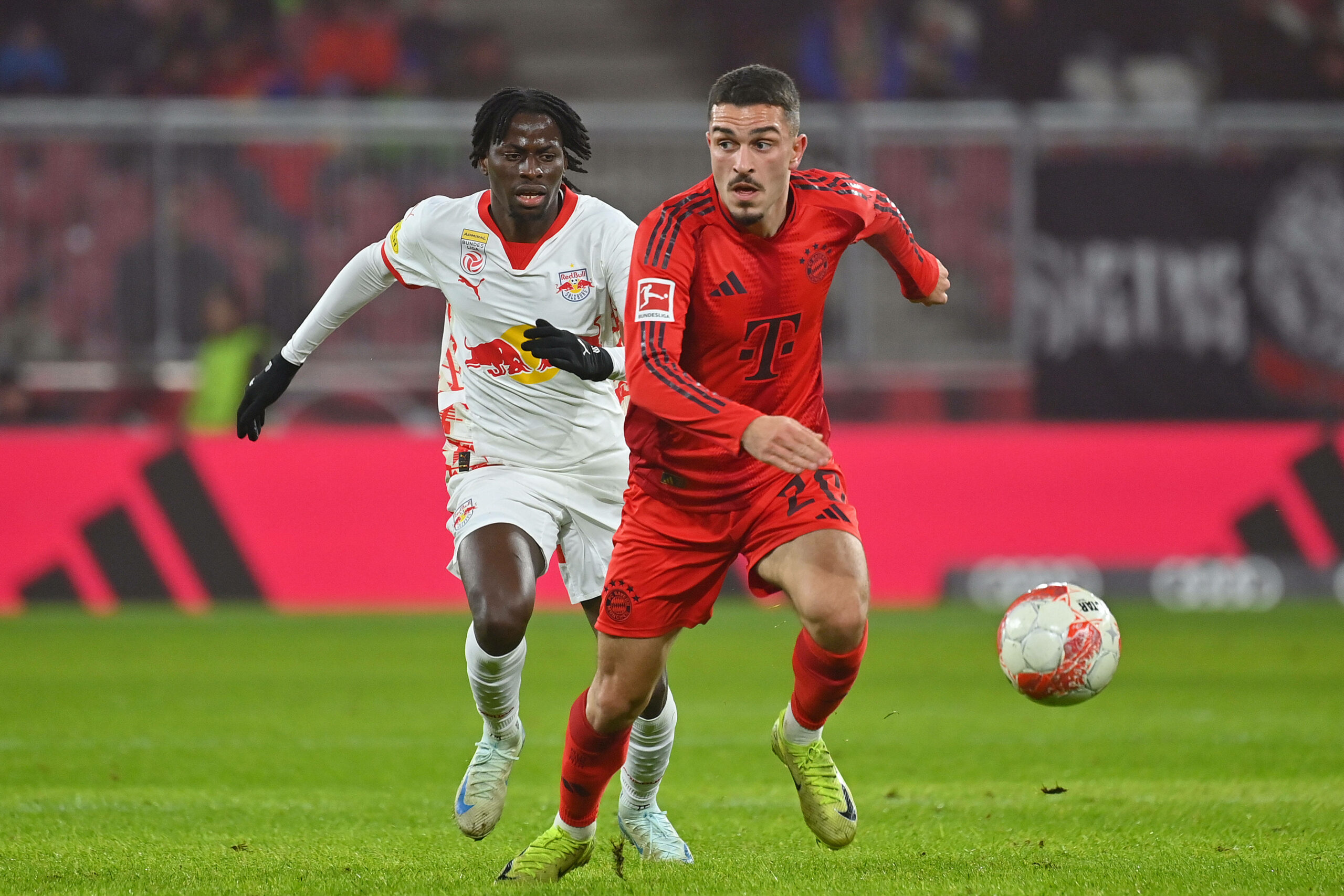 Arijon Ibrahimovic im Zweikampf gegen Mamady Diambou
