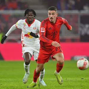 Arijon Ibrahimovic im Zweikampf gegen Mamady Diambou