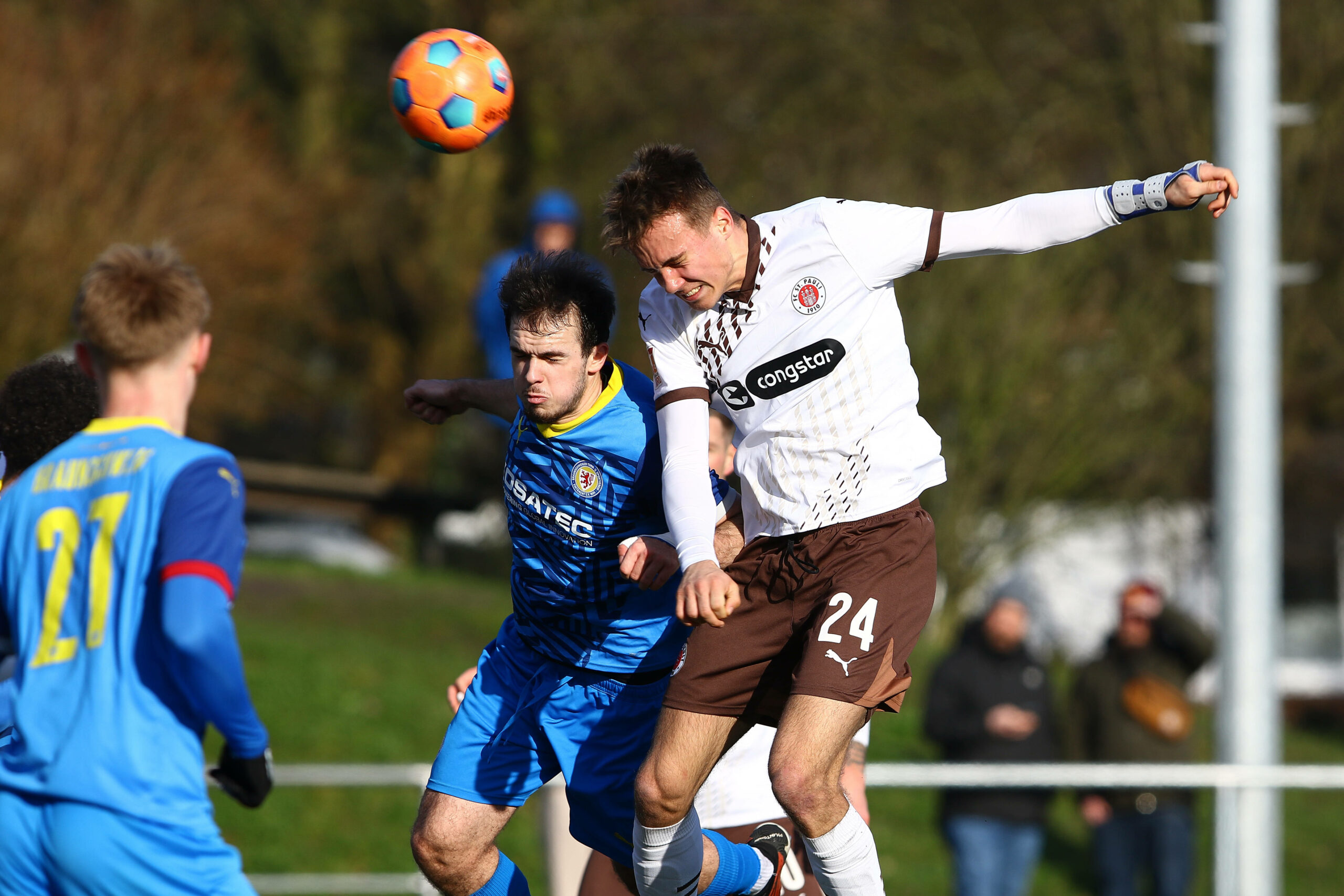 Toralf Hense im Kopfballduell - der A-Jugendliche wurde in St. Paulis U23 befördert.