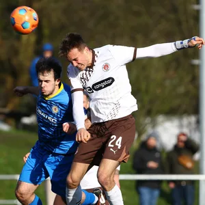 Toralf Hense im Kopfballduell - der A-Jugendliche wurde in St. Paulis U23 befördert.