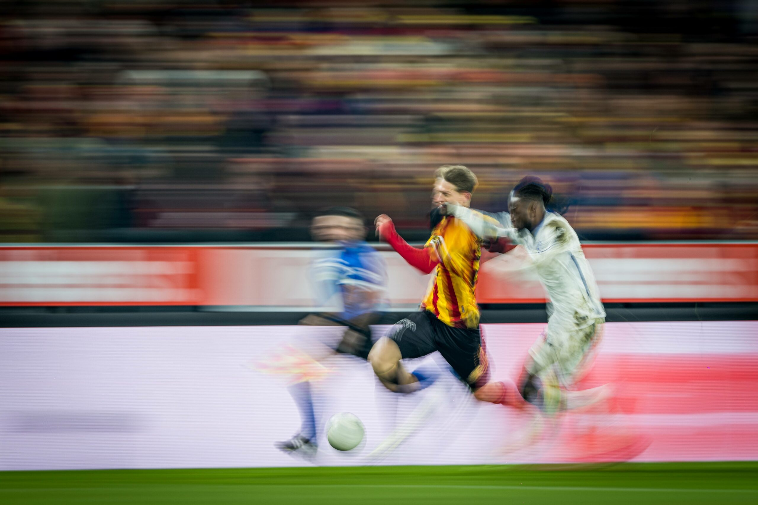 Mit Jordan Torunarigha (hier im Laufduell mit Lion Lauberbach vom KV Mechelen) hat der HSV wieder mehr Tempo in der Abwehr.