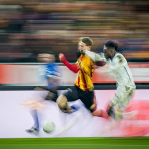 Mit Jordan Torunarigha (hier im Laufduell mit Lion Lauberbach vom KV Mechelen) hat der HSV wieder mehr Tempo in der Abwehr.