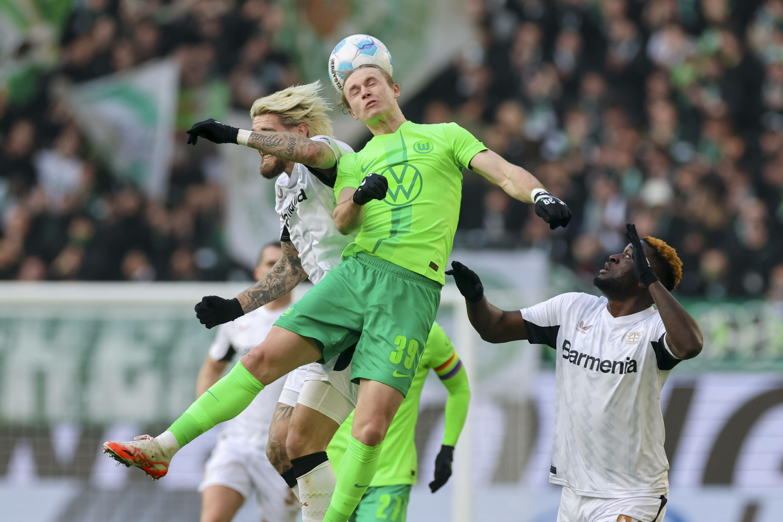Robert Andrich und Patrick Wimmer im Kopfball-Duell.