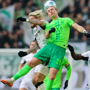Robert Andrich und Patrick Wimmer im Kopfball-Duell.