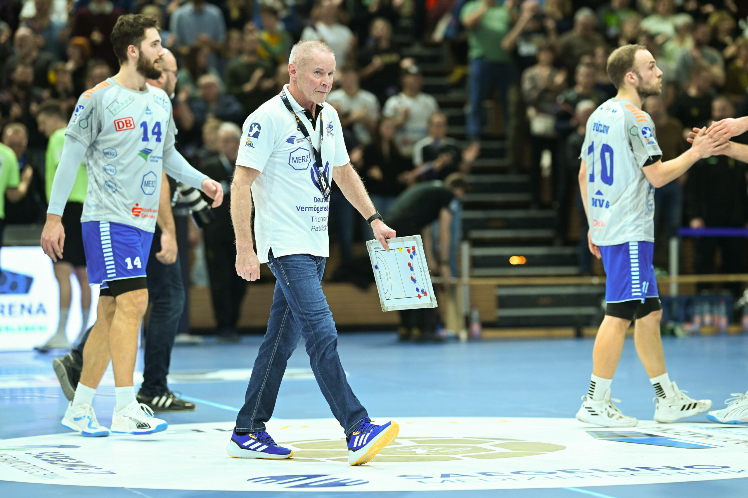 Uwe Jungandreas Cheftrainer Dessau Roßlauer HV auf dem Spielfeld.