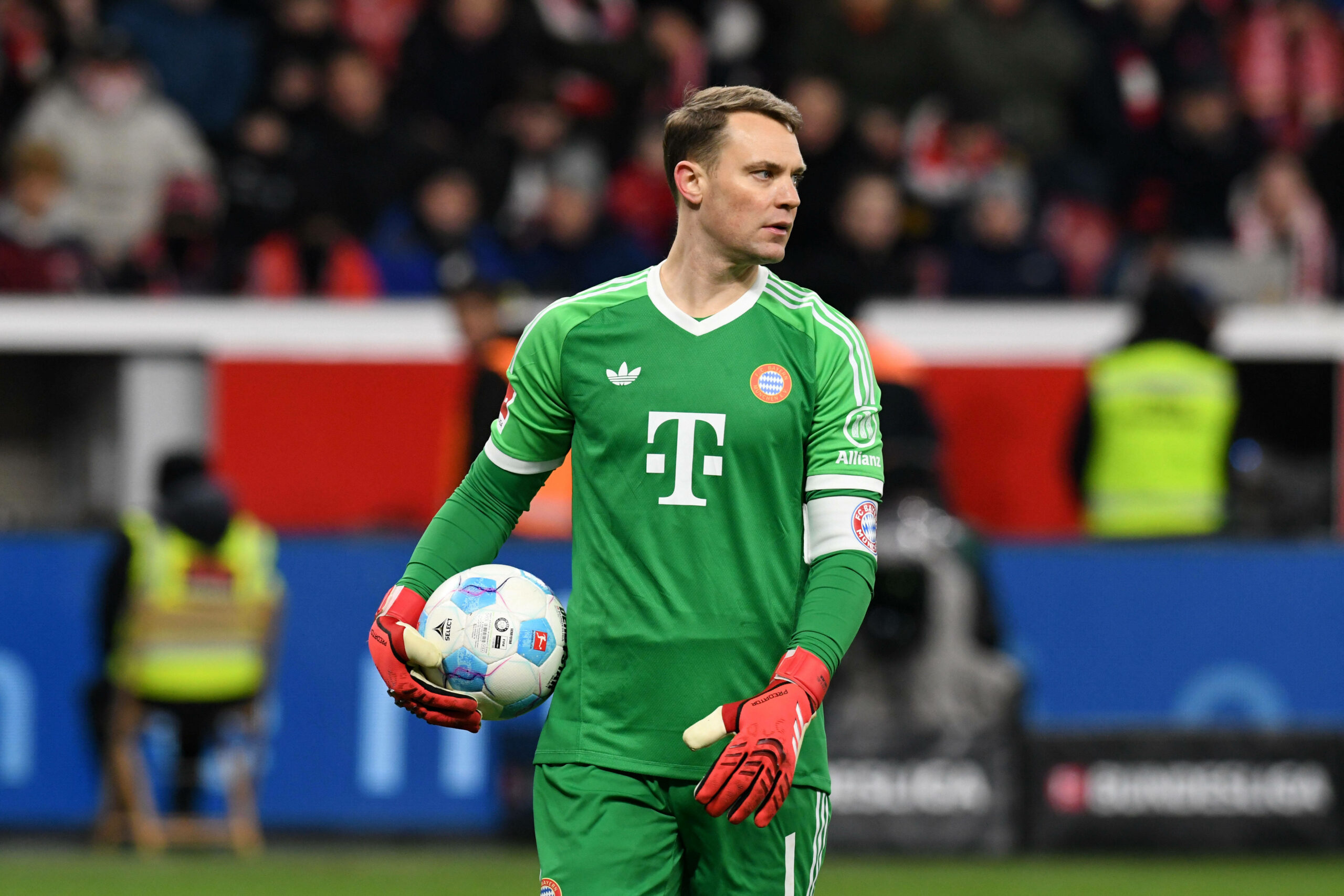 Manuel Neuer hat den Ball in der Hand