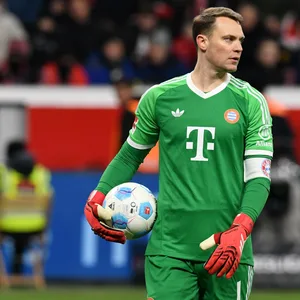 Manuel Neuer hat den Ball in der Hand