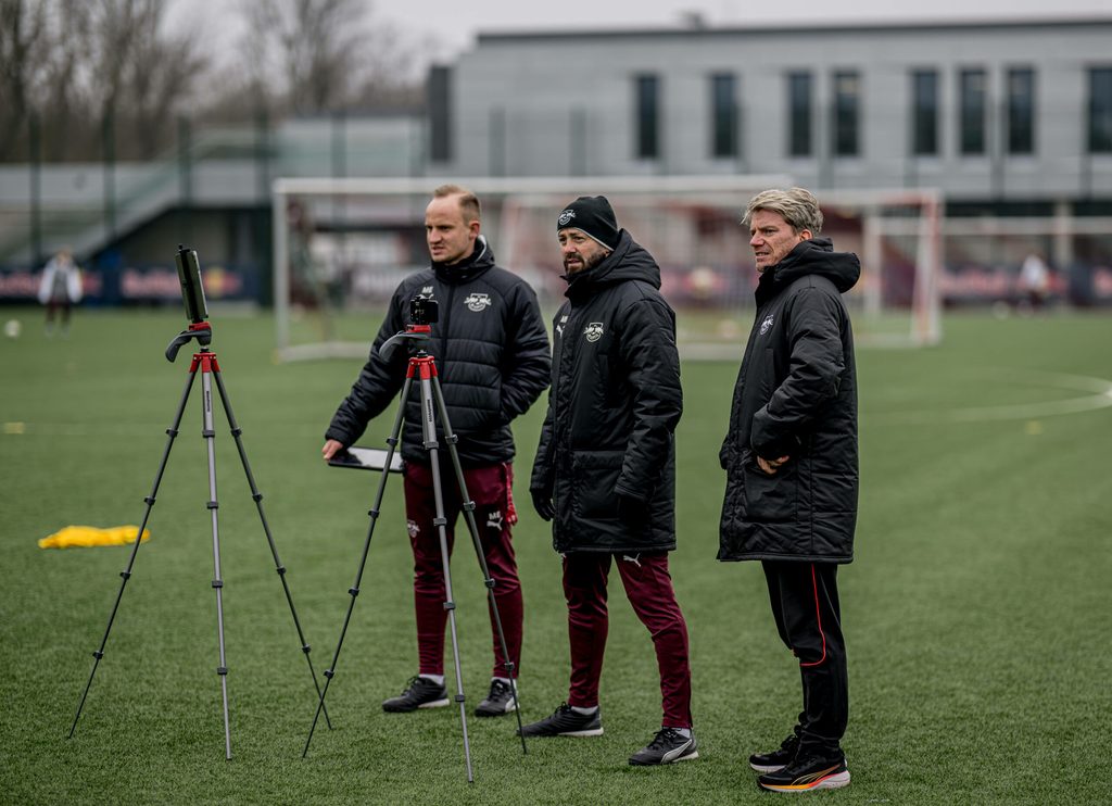 Thomas Risch bei der gemeinsamen Trainingsbeobachtung mit den Leipzigern Maximilian Ewald und Marius Nowoisky