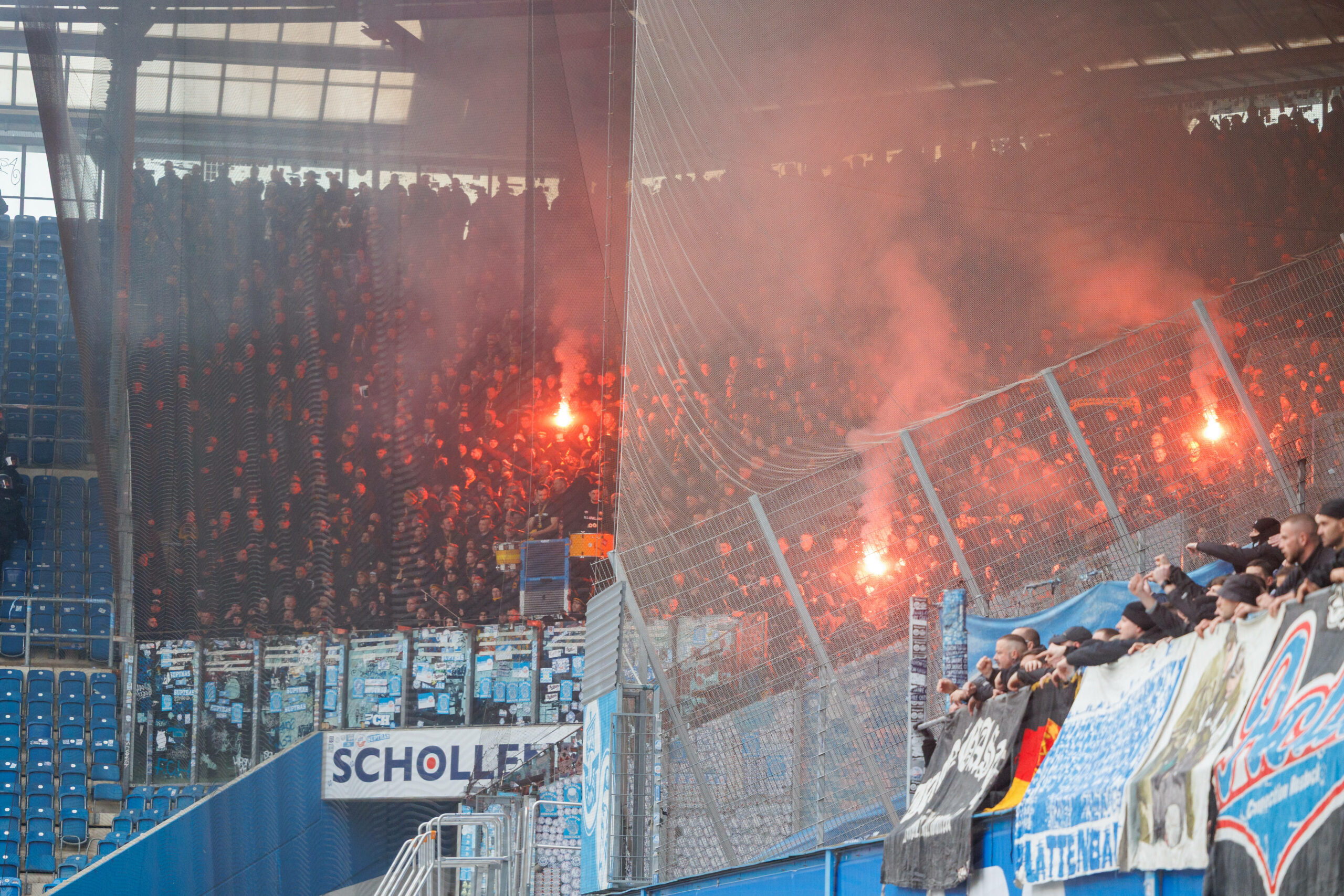 Rostock-Fans zünden Pyrotechnik im Spiel gegen Dresden.