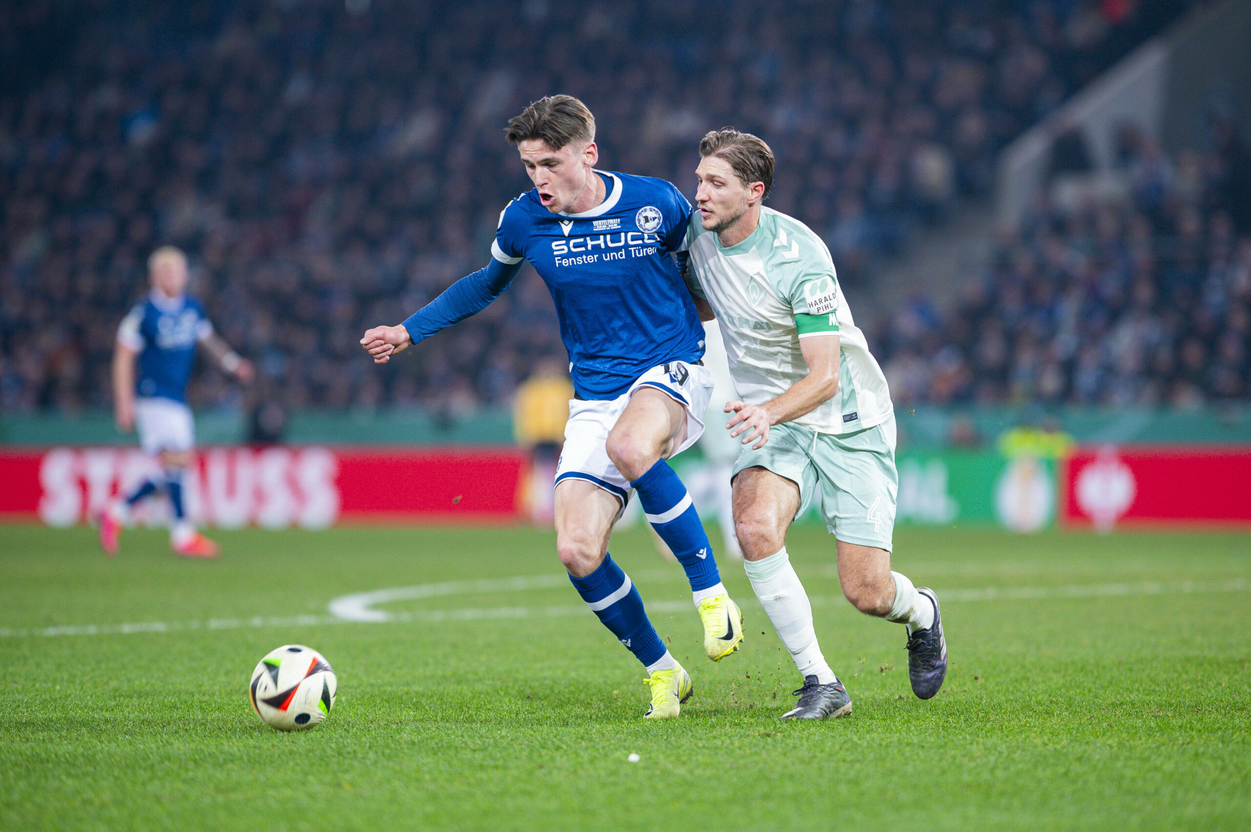 Maximilian Großer von Arminia Bielefeld im Zweikampf mit Werder-Verteidiger Niklas Stark