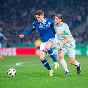 Maximilian Großer von Arminia Bielefeld im Zweikampf mit Werder-Verteidiger Niklas Stark