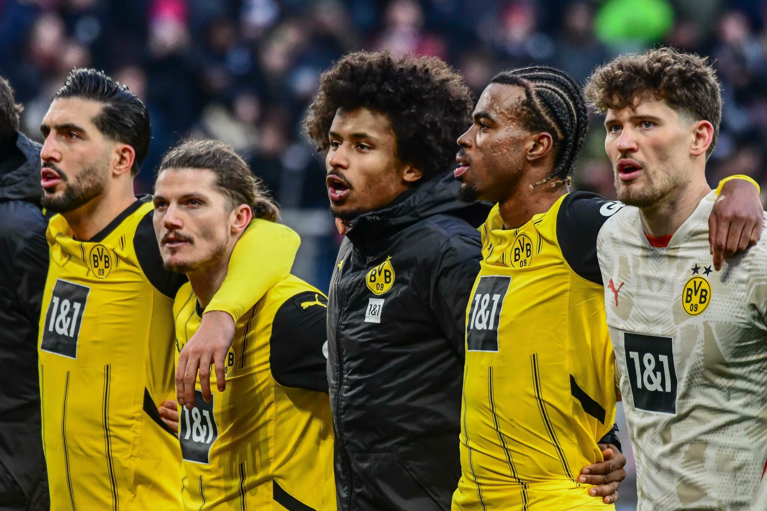Emre Can, Marcel Sabitzer, Karim Adeyemi, Carney Chukwuemeka und Gregor Kobel stehen nebeneinander