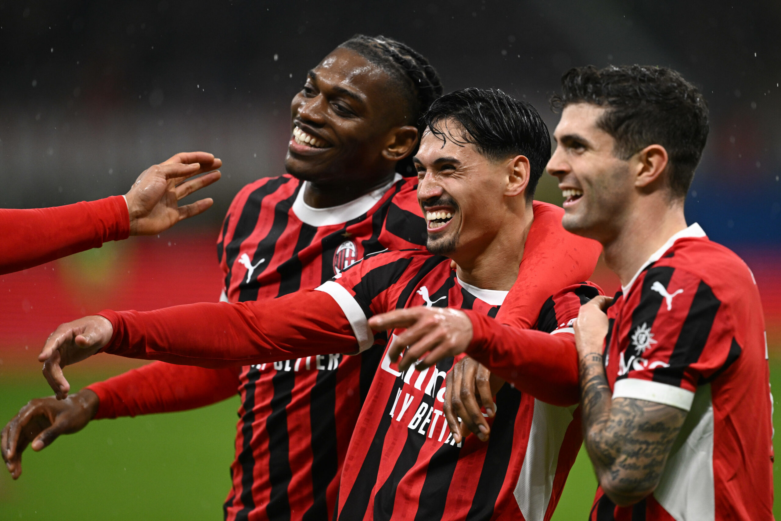 Rafael Leao, Tijjani Reijnders und Christian Pulisic bejubeln gemeinsam ein Tor