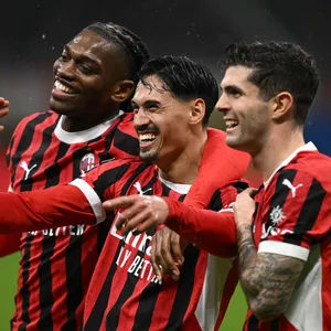 Rafael Leao, Tijjani Reijnders und Christian Pulisic bejubeln gemeinsam ein Tor
