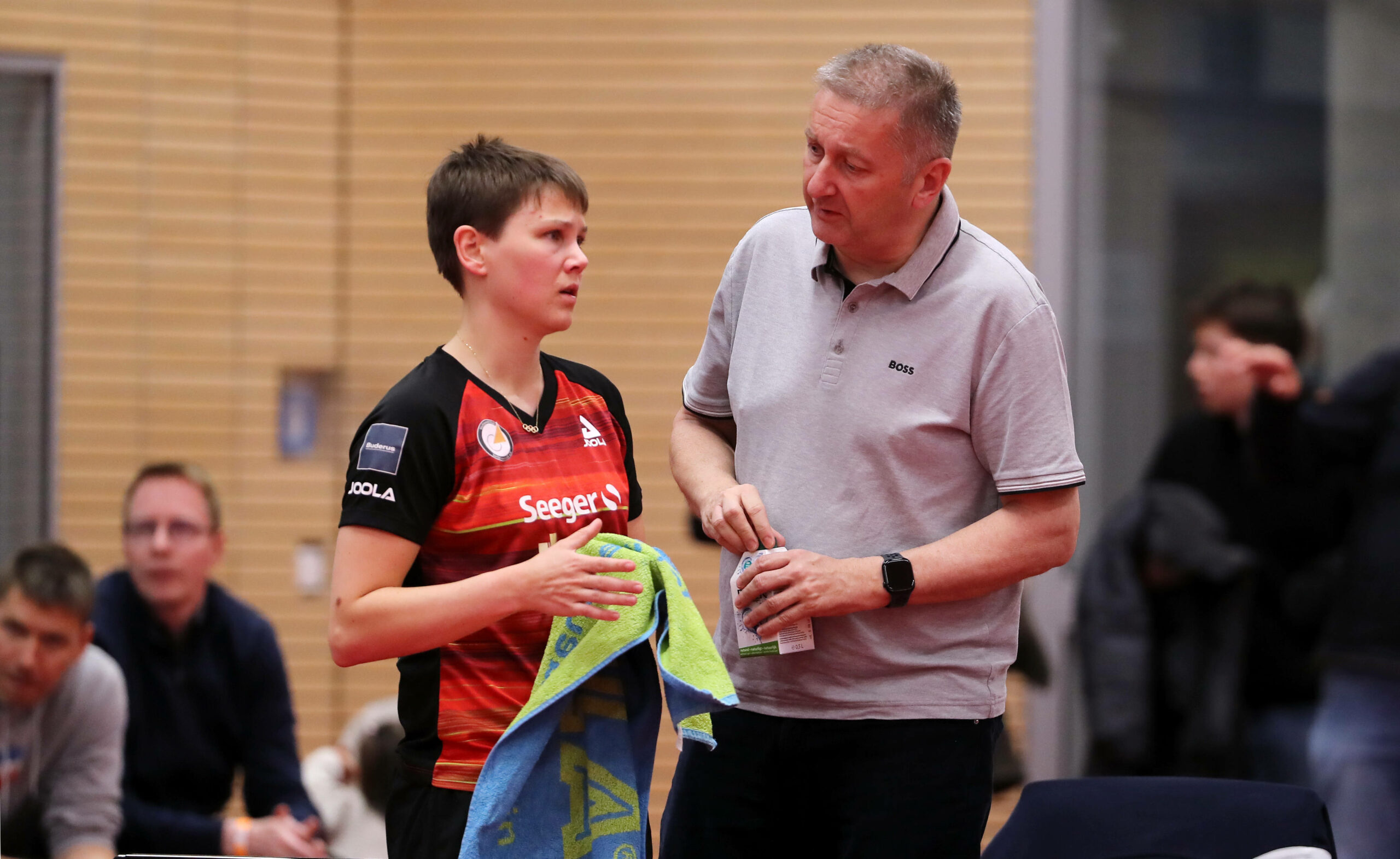 Trainer Andreas Hain redet mit Nina Mittelham