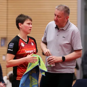 Trainer Andreas Hain redet mit Nina Mittelham