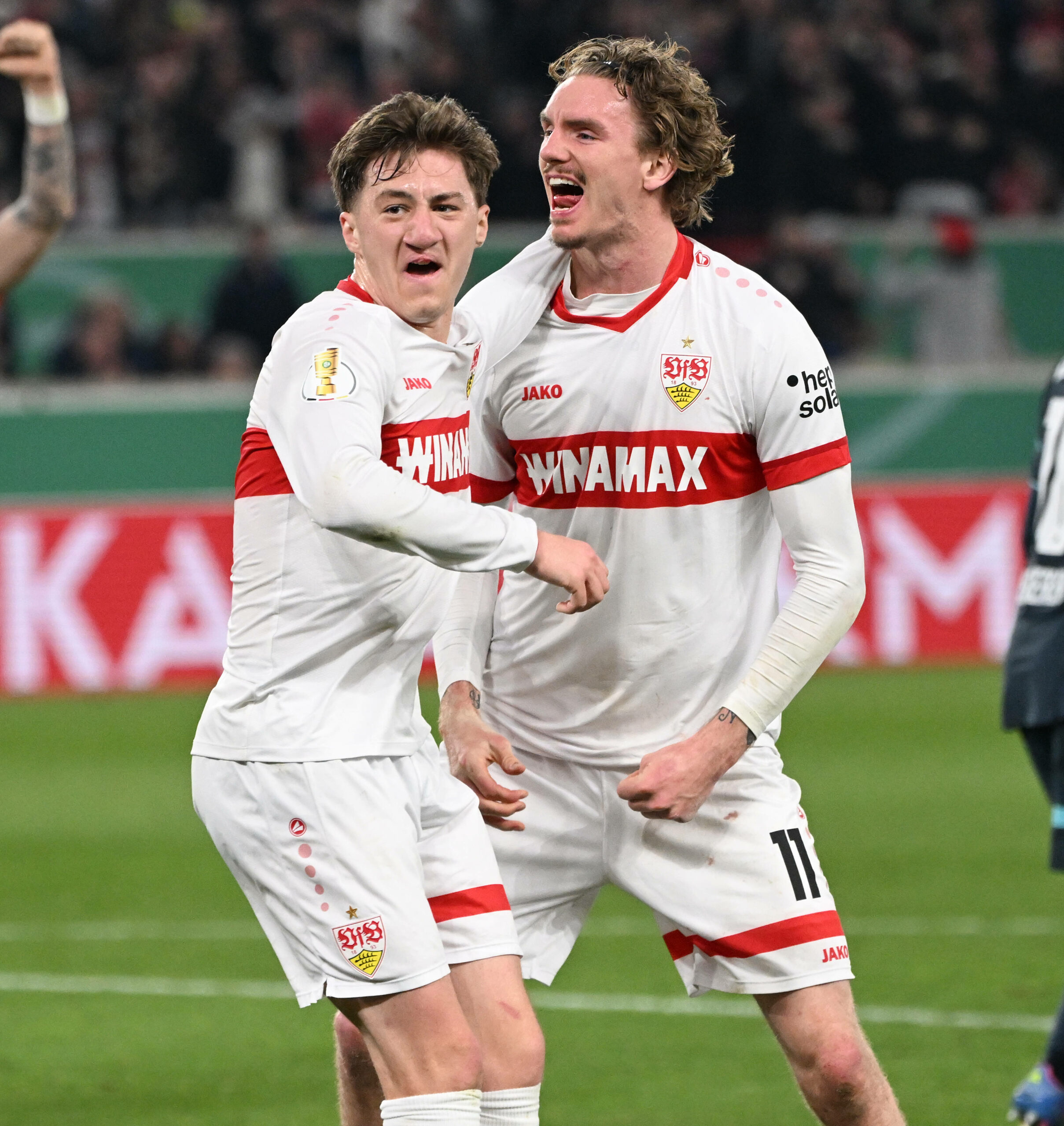 Nick Woltemade jubelt mit Angelo Stiller