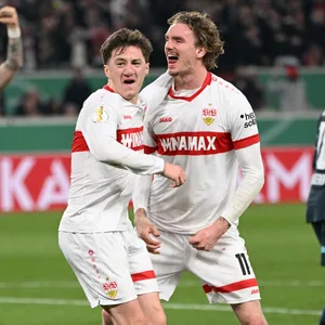 Nick Woltemade jubelt mit Angelo Stiller