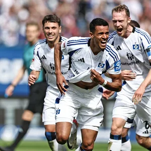 Da kommt Freude auf: Die HSV-Fans wissen nun, gegen welche Gegner Robert Glatzel (Mitte) und seiner HSV-Kollegen in Kürze testen.
