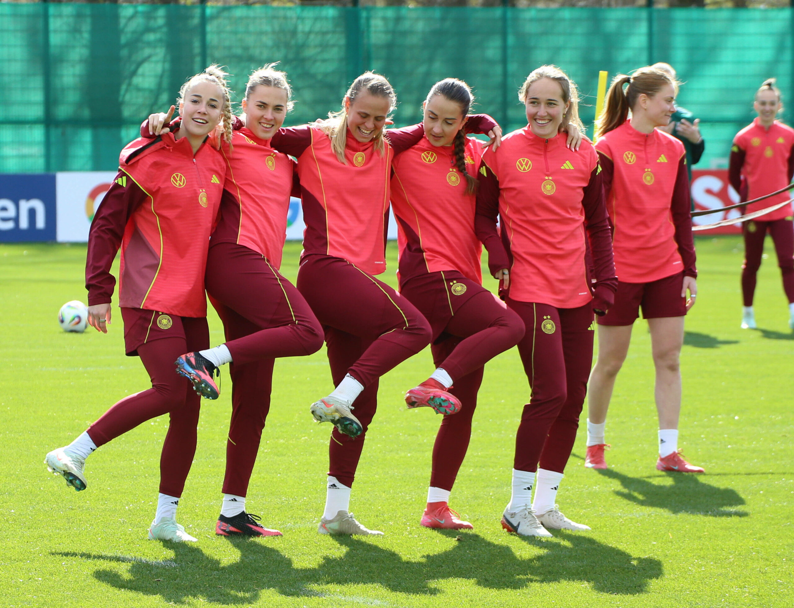 Giulia Gwinn, Laura Freigang, Klara Bühl, Sara Däbritz und Sydney Lohmann im DFB-Training