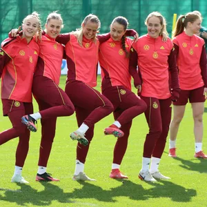 Giulia Gwinn, Laura Freigang, Klara Bühl, Sara Däbritz und Sydney Lohmann im DFB-Training