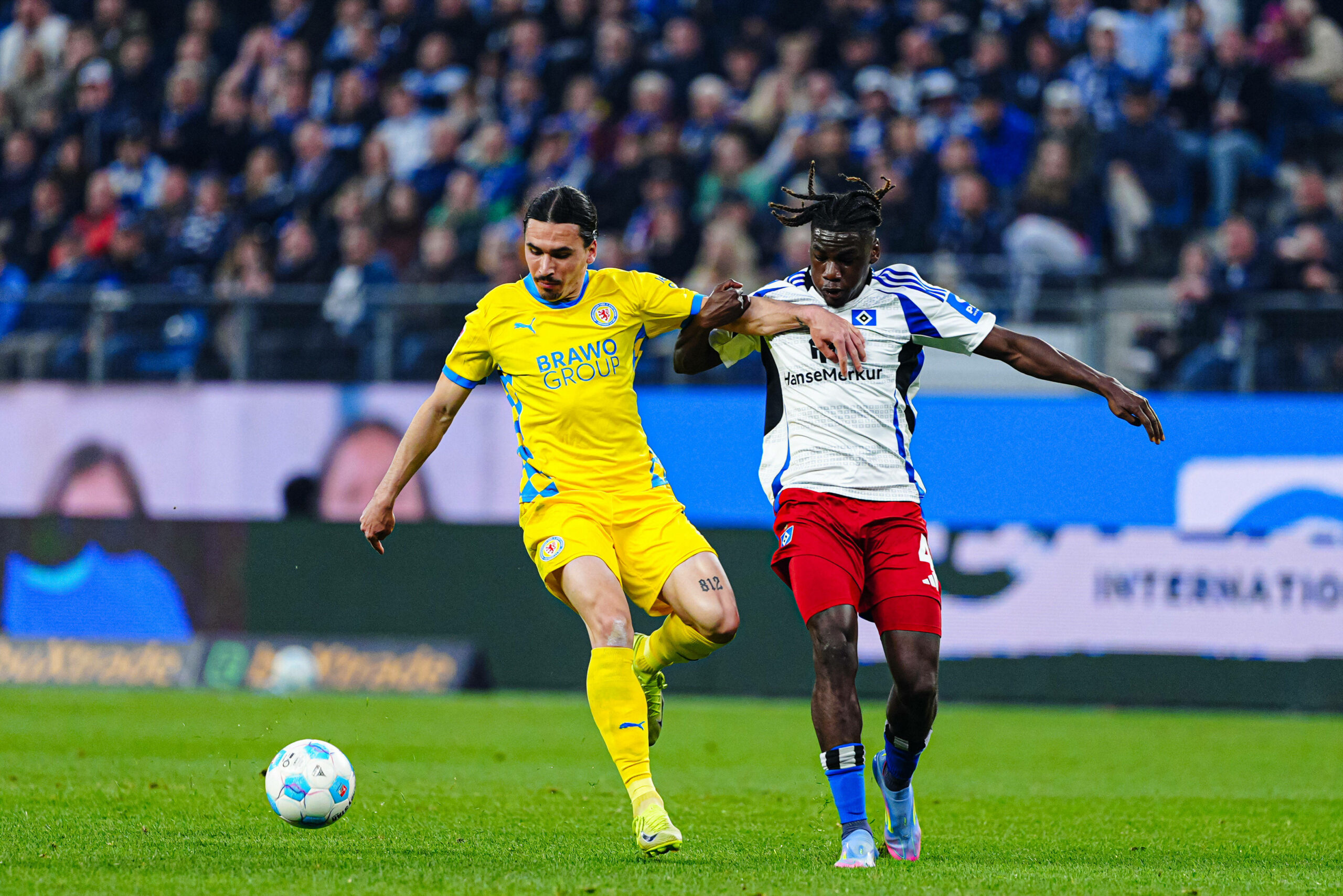 Braunschweigs Rayan Philippe im Duell mit Fabio Baldé vom HSV