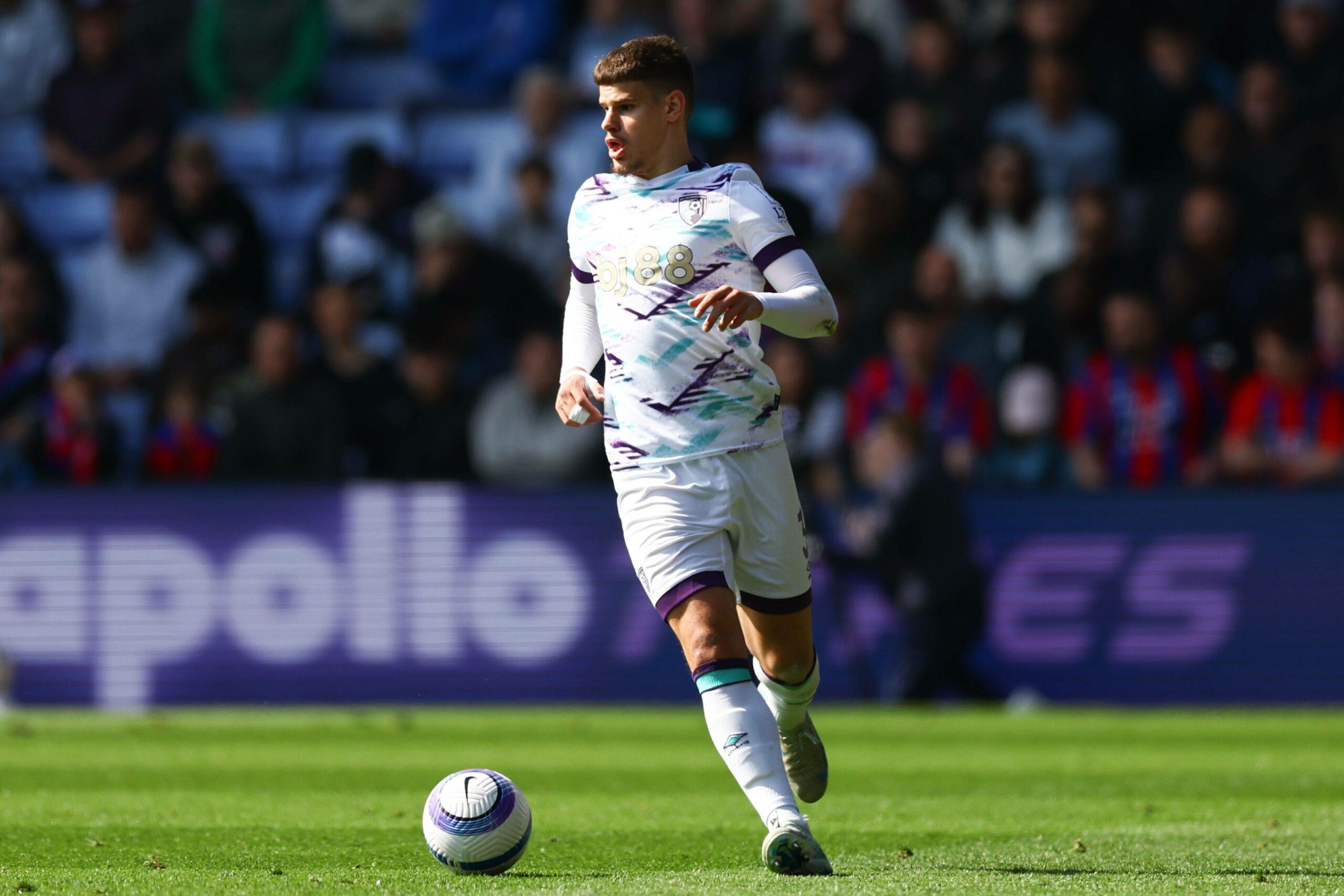 Milos Kerkez im Bournemouth-Trikot