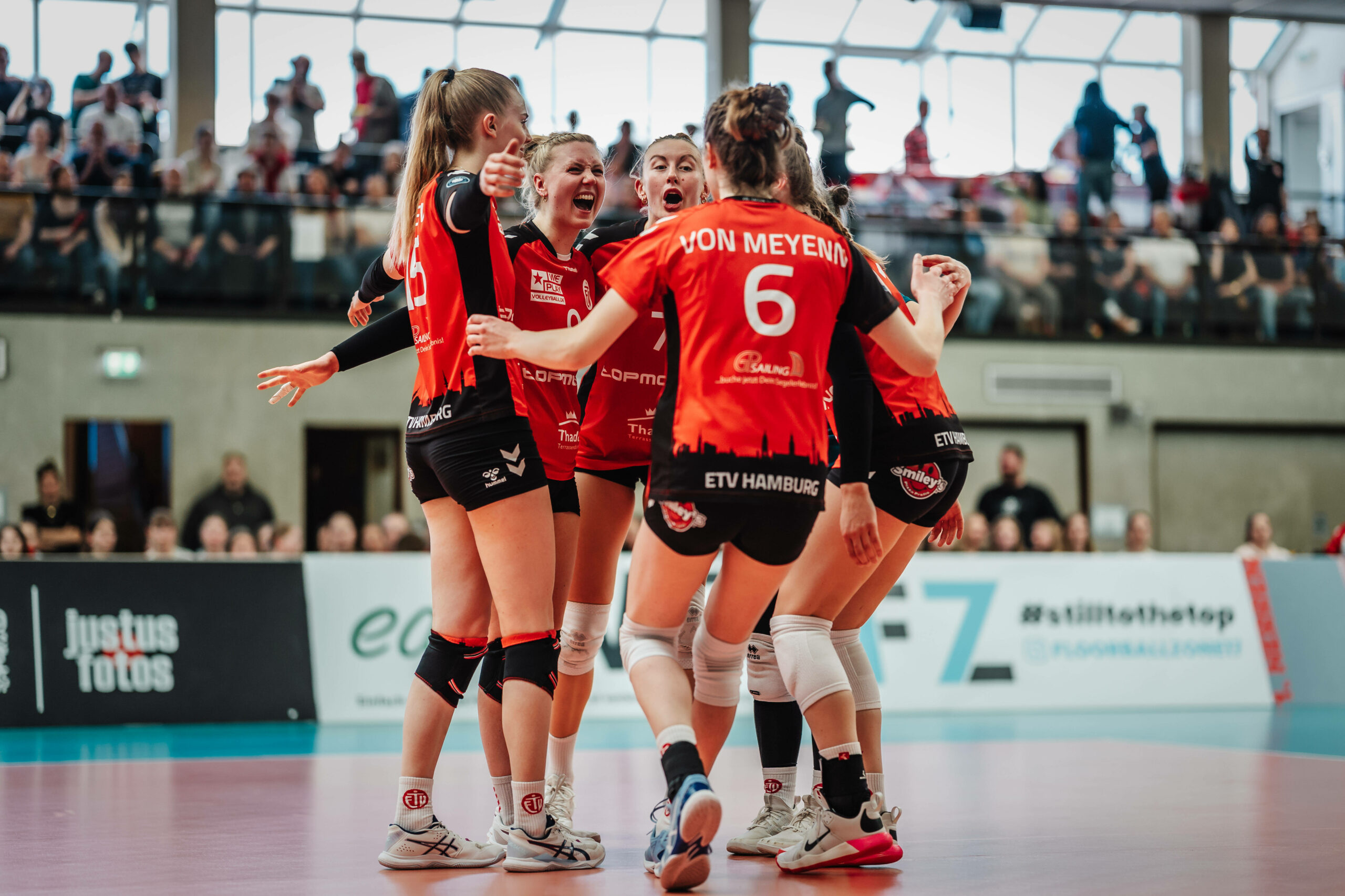 Die ETV-Volleyballerinnen jubeln
