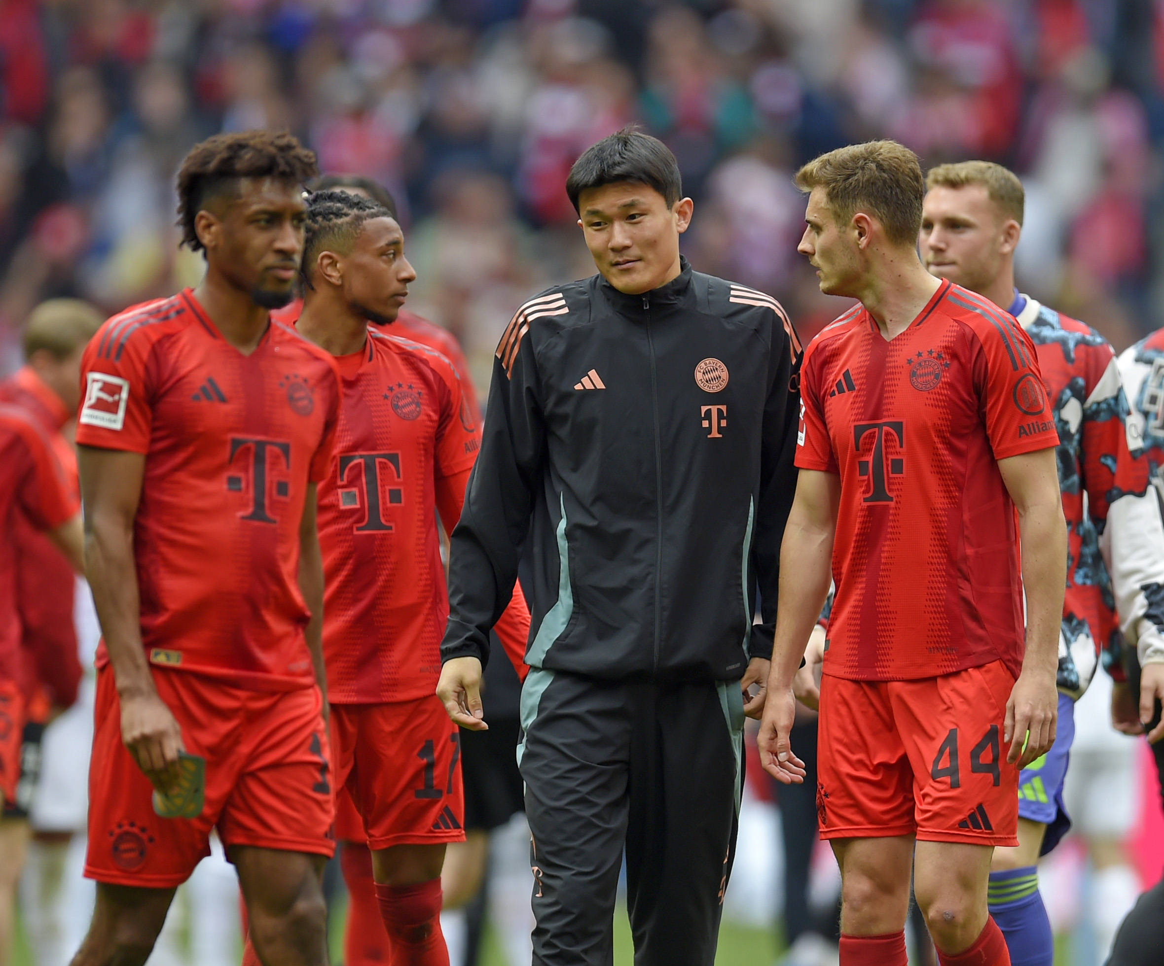 Kingsley Coman, Michael Elise, Kim Min-Jae und Josip Stanisic stehen nebeneinander
