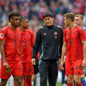 Kingsley Coman, Michael Elise, Kim Min-Jae und Josip Stanisic stehen nebeneinander