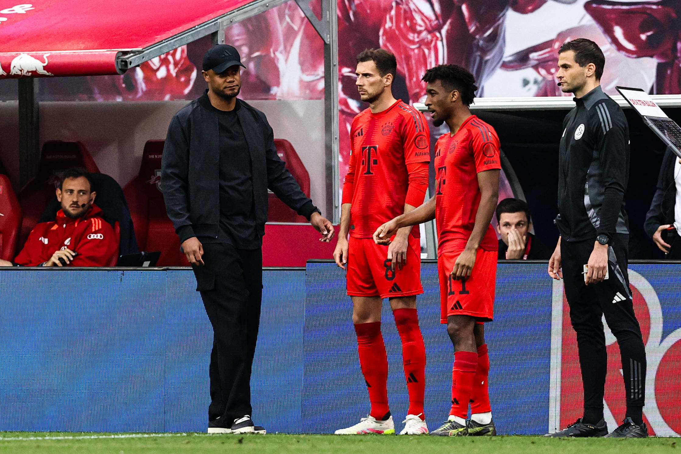 Vincent Kompany, Leon Goretzka und Kingsley Coman stehen an der Seitenlinie