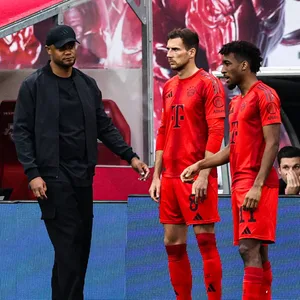 Vincent Kompany, Leon Goretzka und Kingsley Coman stehen an der Seitenlinie