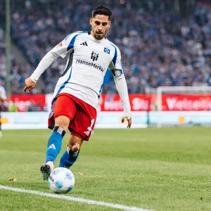 Ludovit Reis dribbelt am Ball