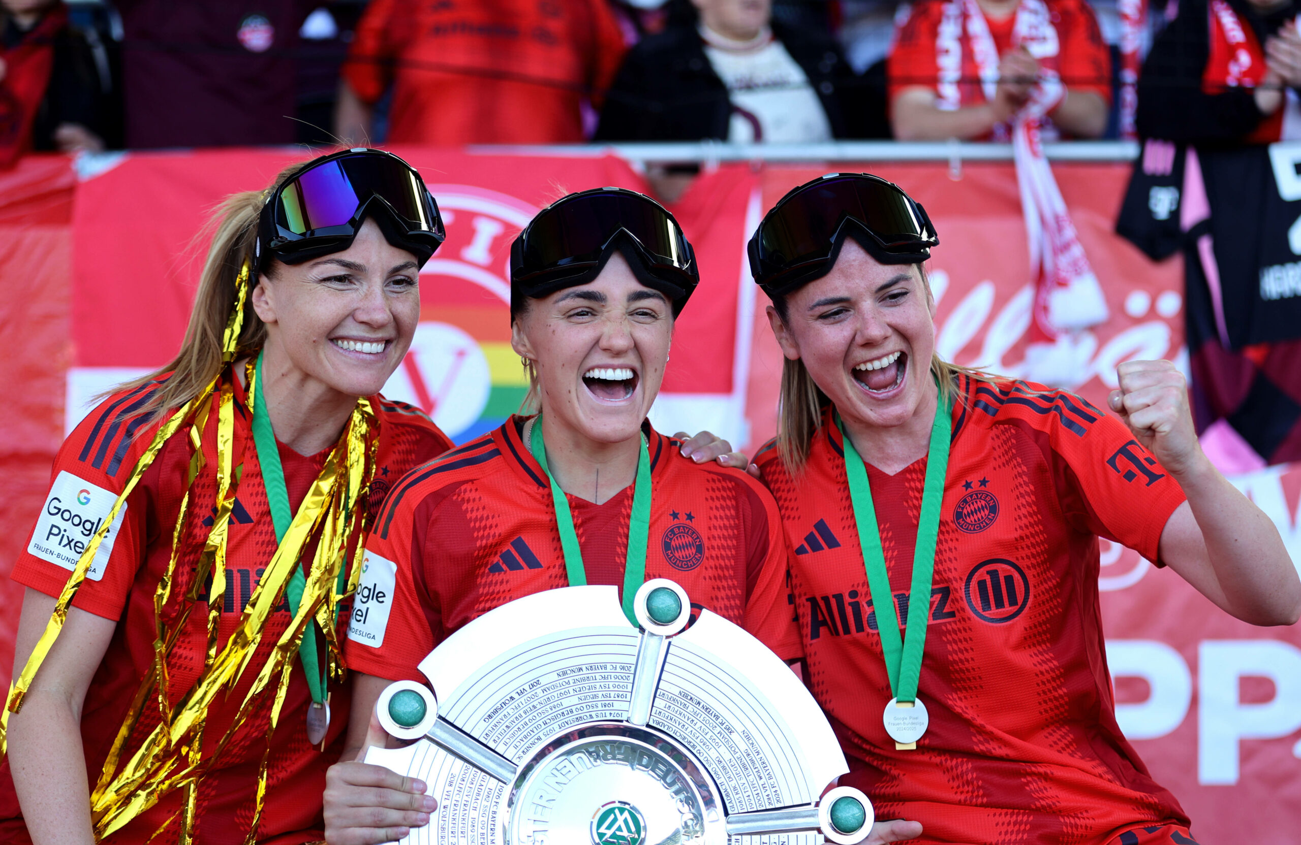 Georgia Stanway mit Meisterschale