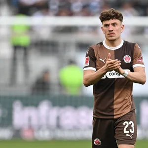 Philipp Treu klatscht in die Hände