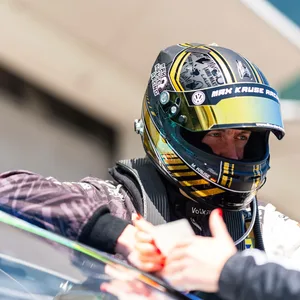 Max Kruse mit Rennhelm