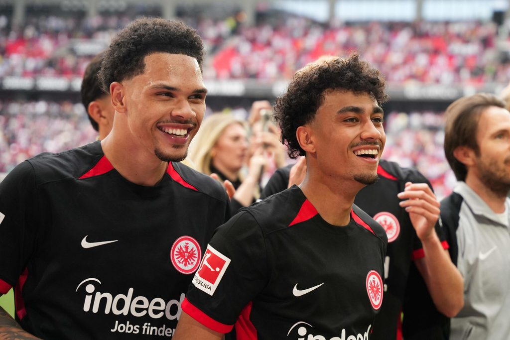 Nnamdi Collins und Nathaniel Brown lachen