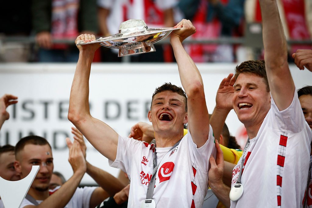 Eric Martel hält die Zweitliga-Meisterschale