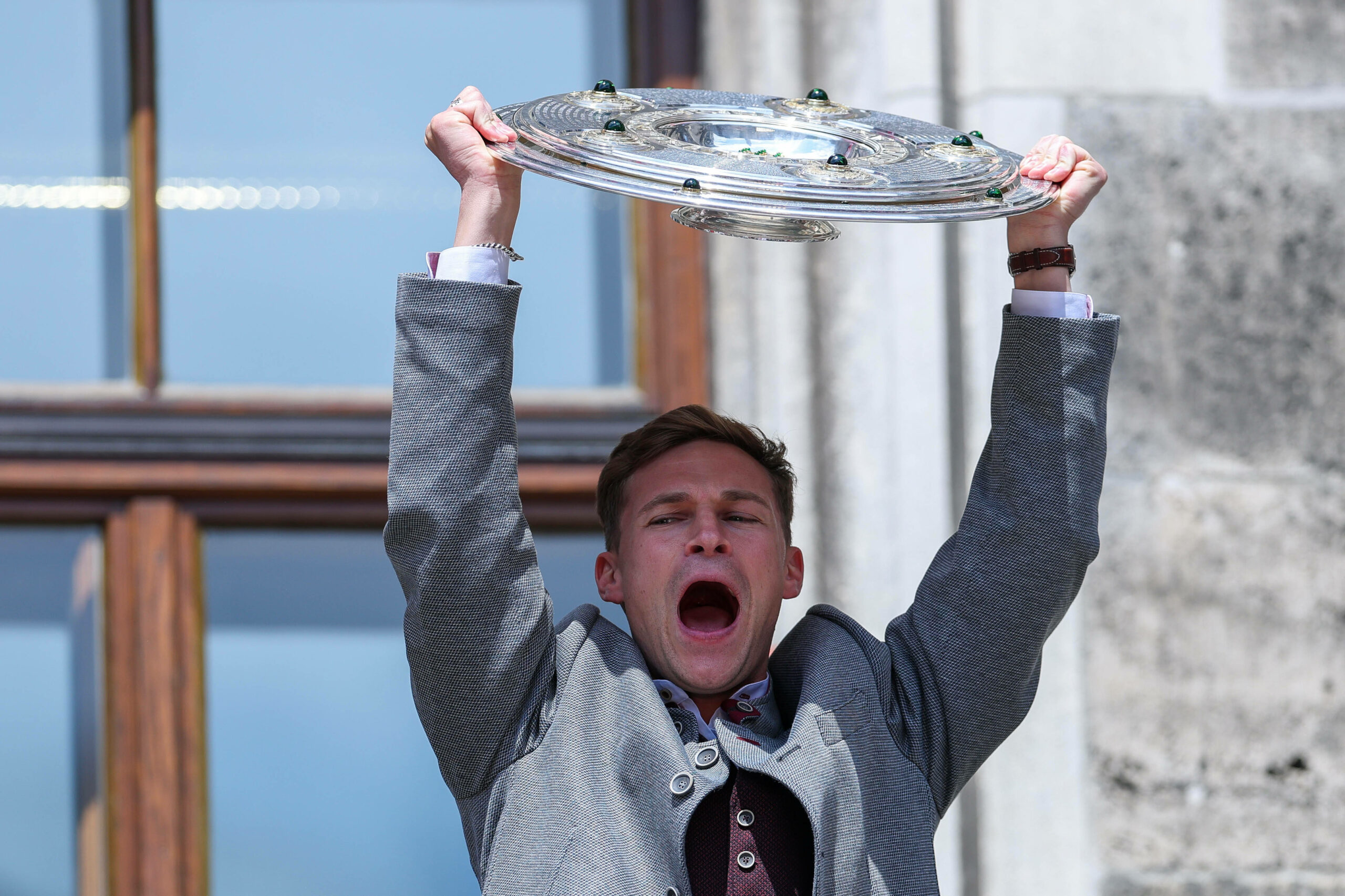 Joshua Kimmich mit der Meisterschale auf dem Rathausbalkon.
