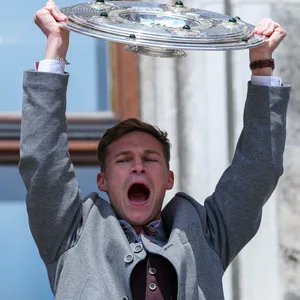 Joshua Kimmich mit der Meisterschale auf dem Rathausbalkon.