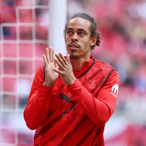 Yussuf Poulsen klatscht den Fans Beifall