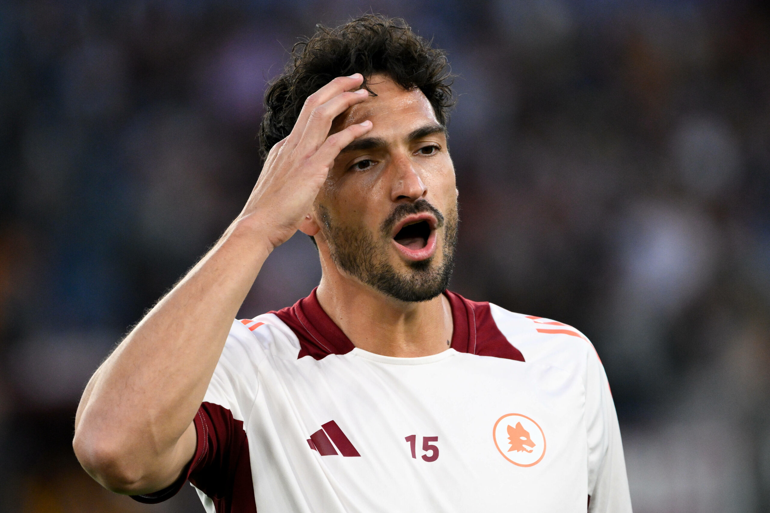 Mats Hummels in Romas Aufwärmtrikot mit erstauntem Gesichtsausdruck