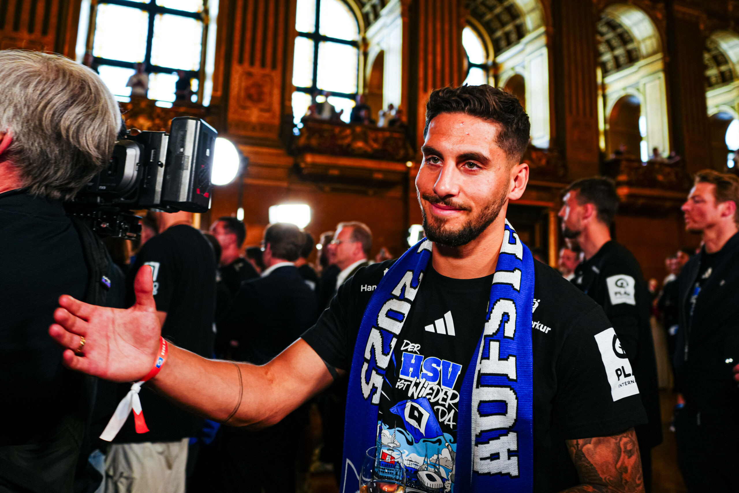 Ludovit Reis bei der HSV-Aufstiegsfeier im Hamburger Rathaus