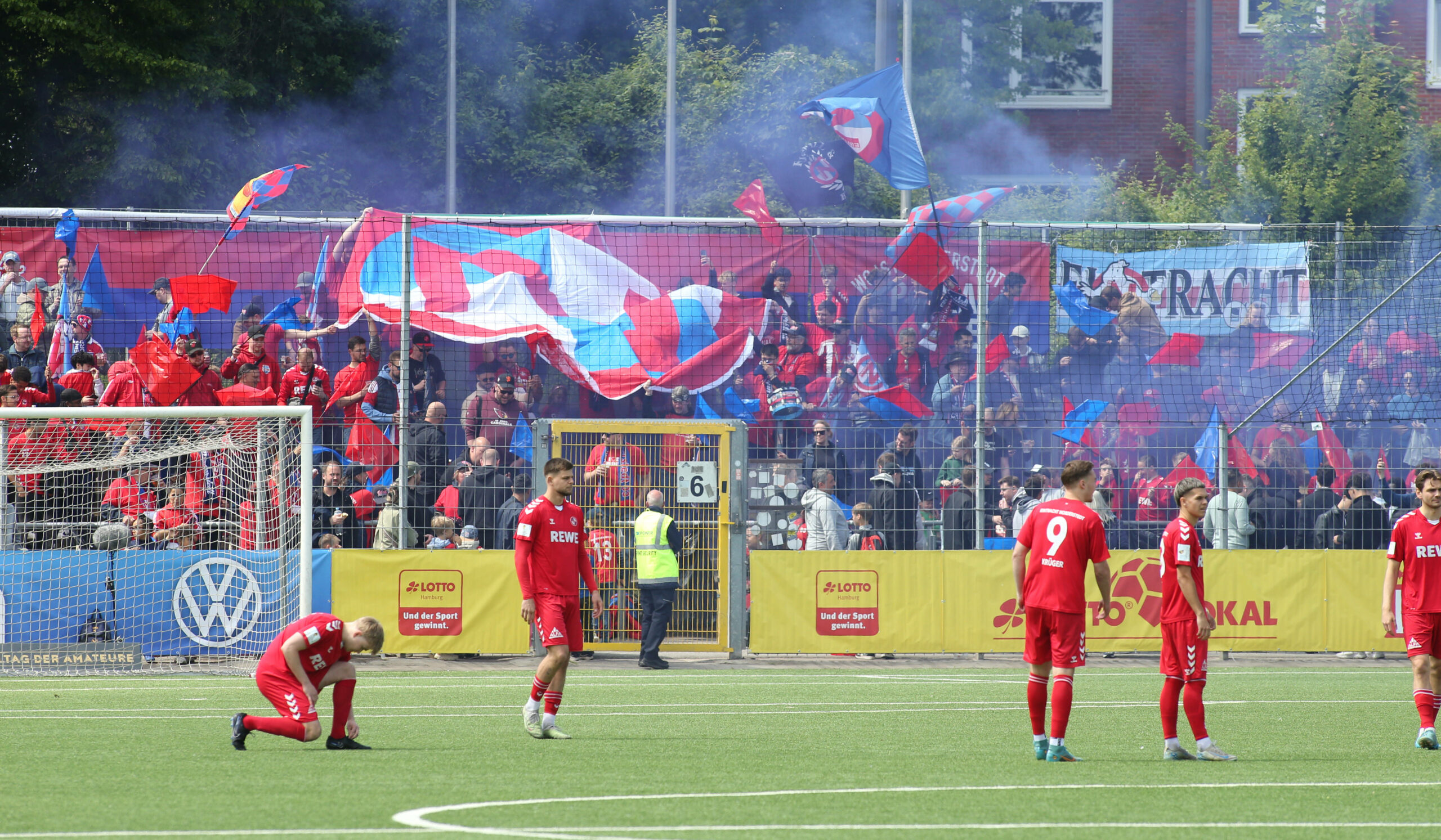 Norderstedter Fans zünden Pyrotechnik beim Pokalfinale gegen Paloma.