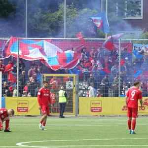 Norderstedter Fans zünden Pyrotechnik beim Pokalfinale gegen Paloma.