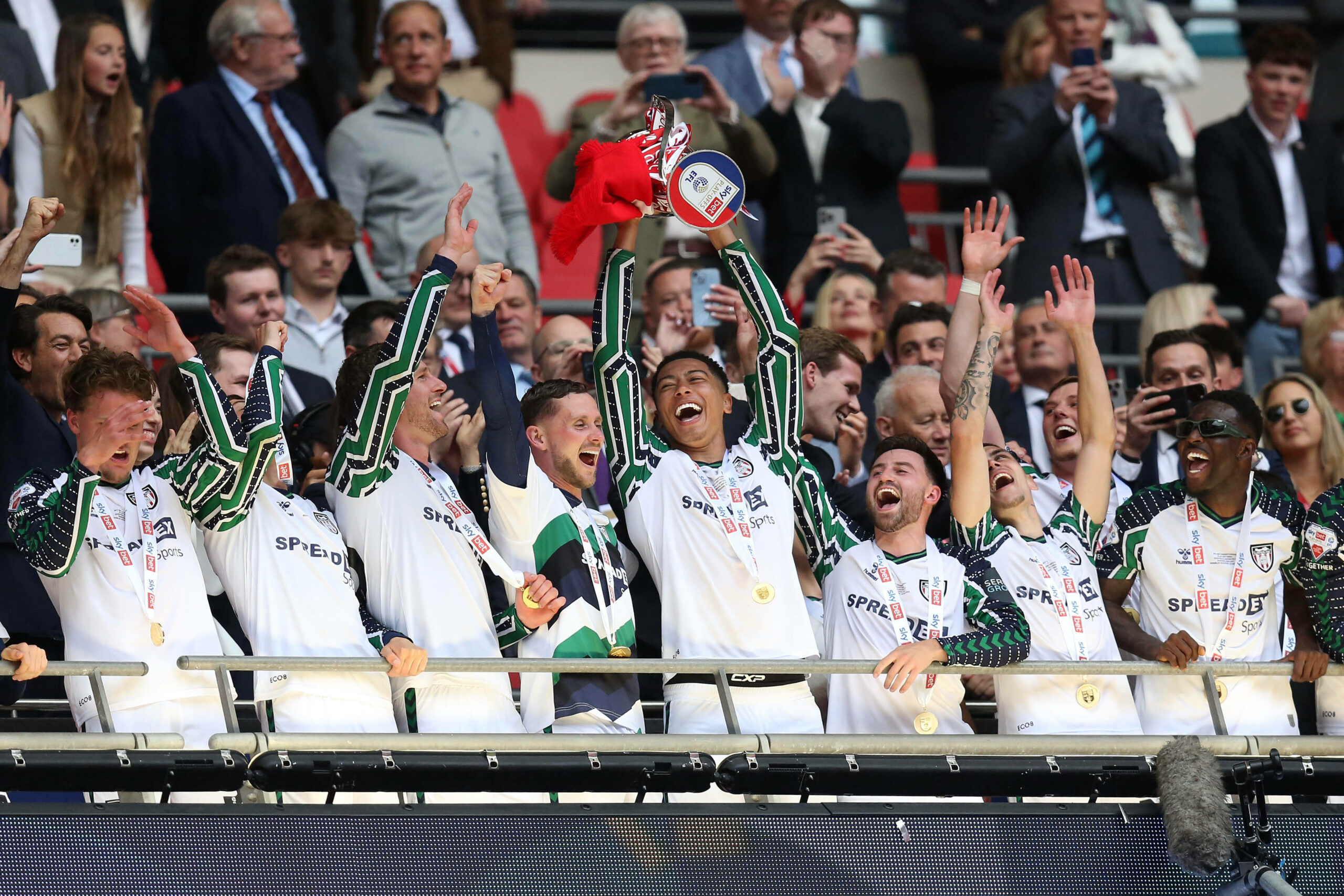 Jobe Bellingham von Sunderland hebt den Pokal
