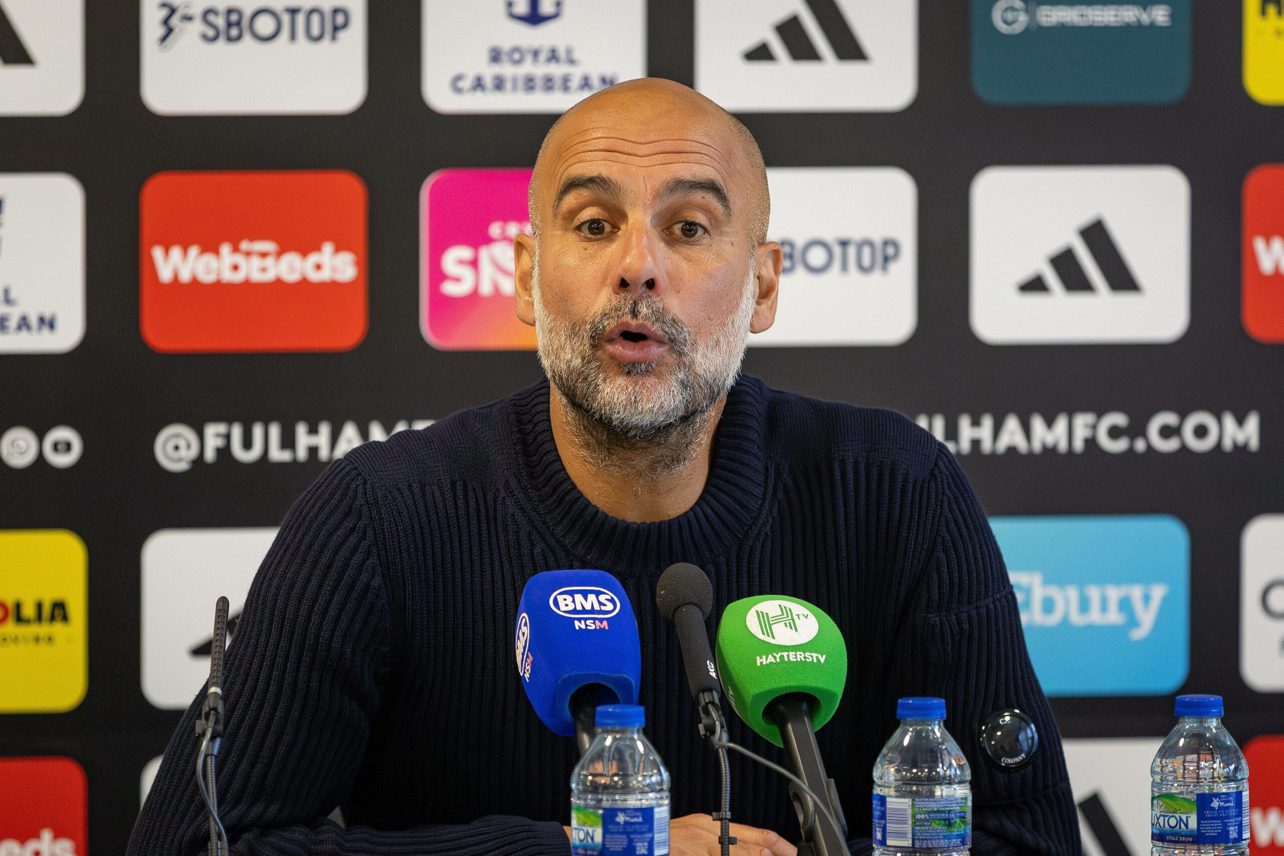 Pep Guardiola bei einer Pressekonferenz