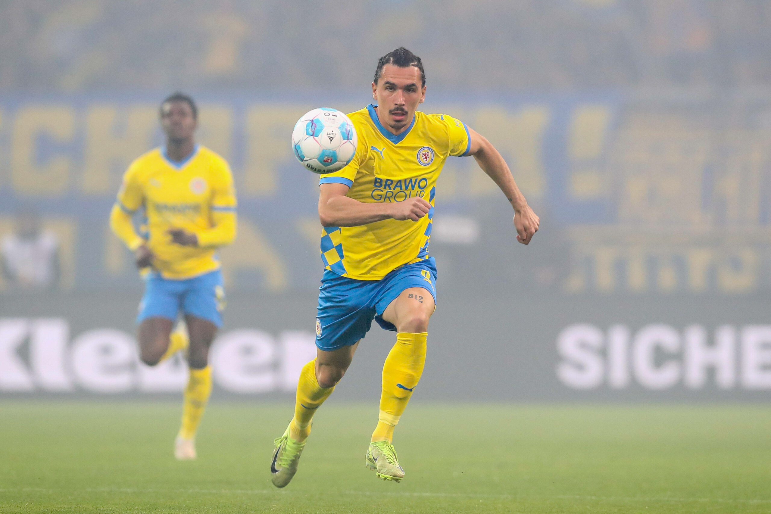 Braunschweigs Angreifer Rayan Philippe am Ball