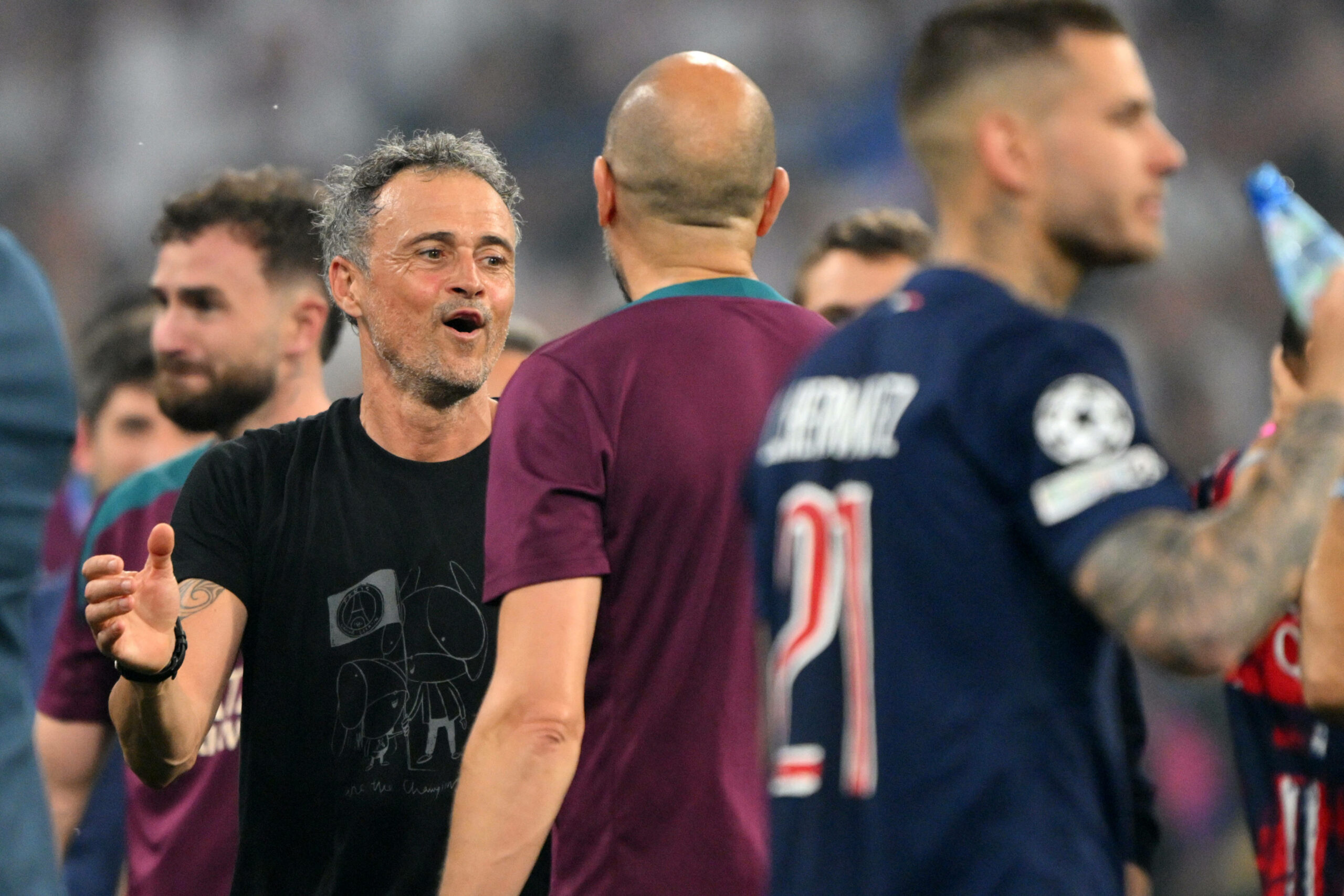 Luis Enrique klatscht seine Assistenten ab.
